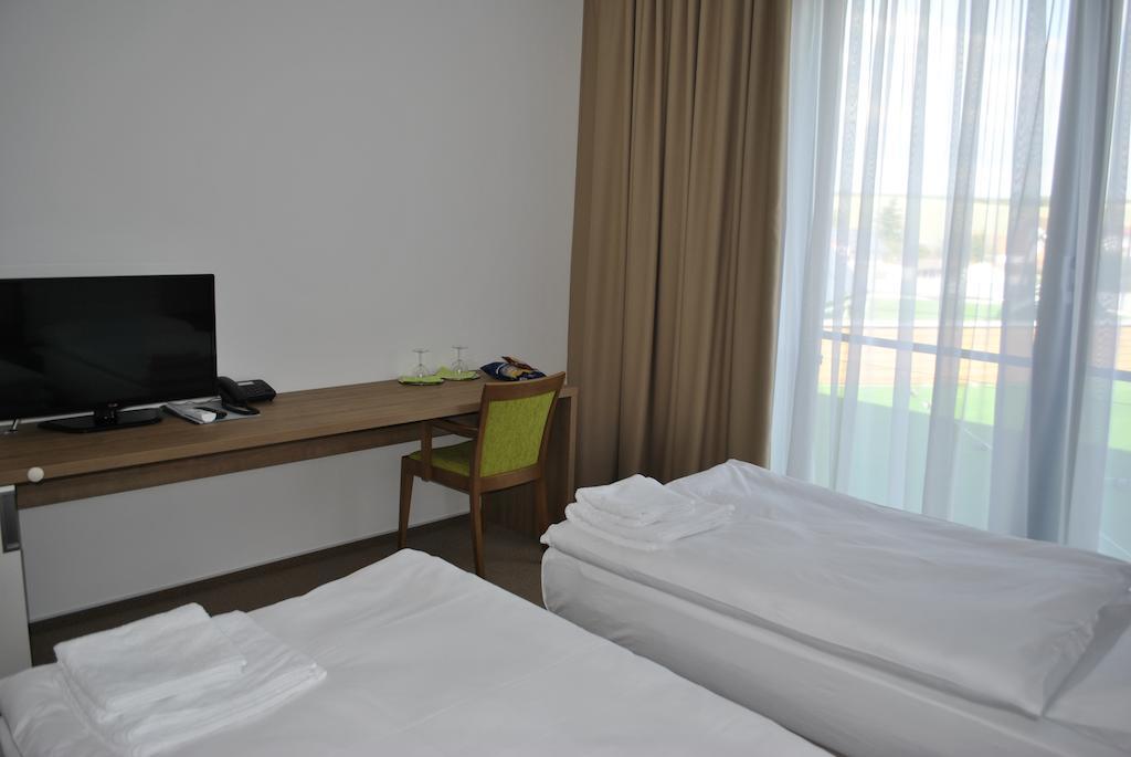 Hotel Golf Jezera Ostrožská Nová Ves Exterior foto