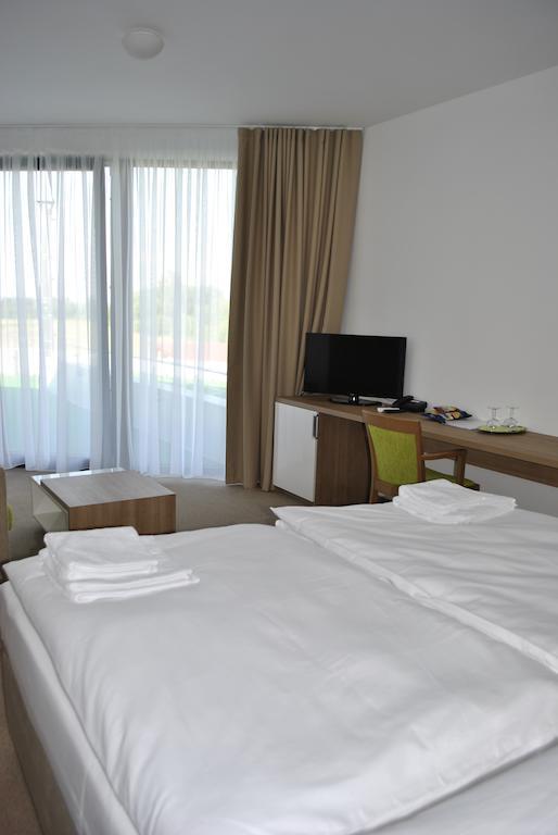 Hotel Golf Jezera Ostrožská Nová Ves Exterior foto