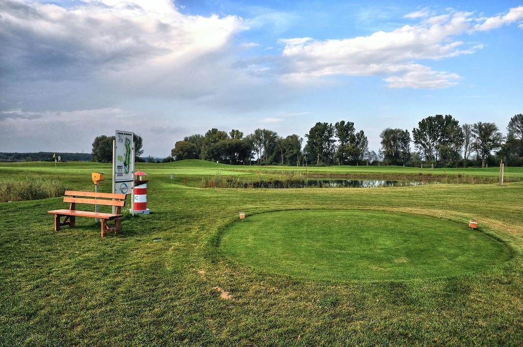 Hotel Golf Jezera Ostrožská Nová Ves Exterior foto